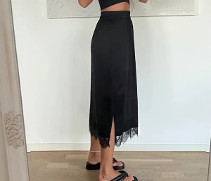 Satinkjol - Så fin kjol i satin med lite spets längst ner🩷 säljer då den tyvärr har blivit för liten för mig😭