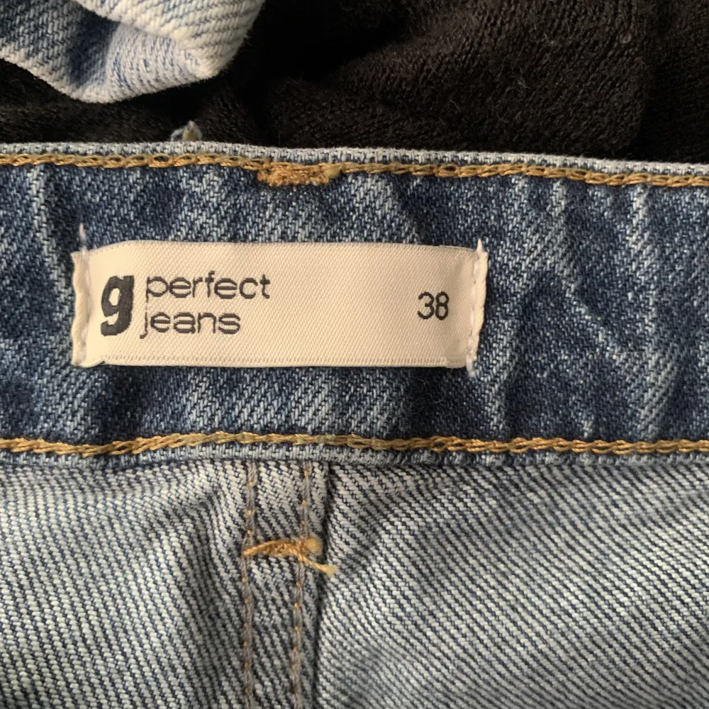 Lågmidjade jeans från Gina Tricot. Aldrig använda då det va ett inpulsköp, storlek 38 och är lite långa för mig (är 170cm).. Jeans & Byxor.