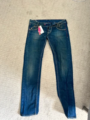 Low waist jeans - Skitsnygga Lågmidjade jeans, helt nya, men tyvärr aldrig använda! Storlek 28 och passar mig som är 162 och brukar ha 36/34. 