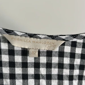 Pernilla Wahlgren omlottklänning - Använd endast två gånger. Storlek 42. 