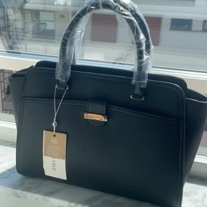 Väska från Zalando - Aldrig använd! Prislapp och plast är kvar på. 
