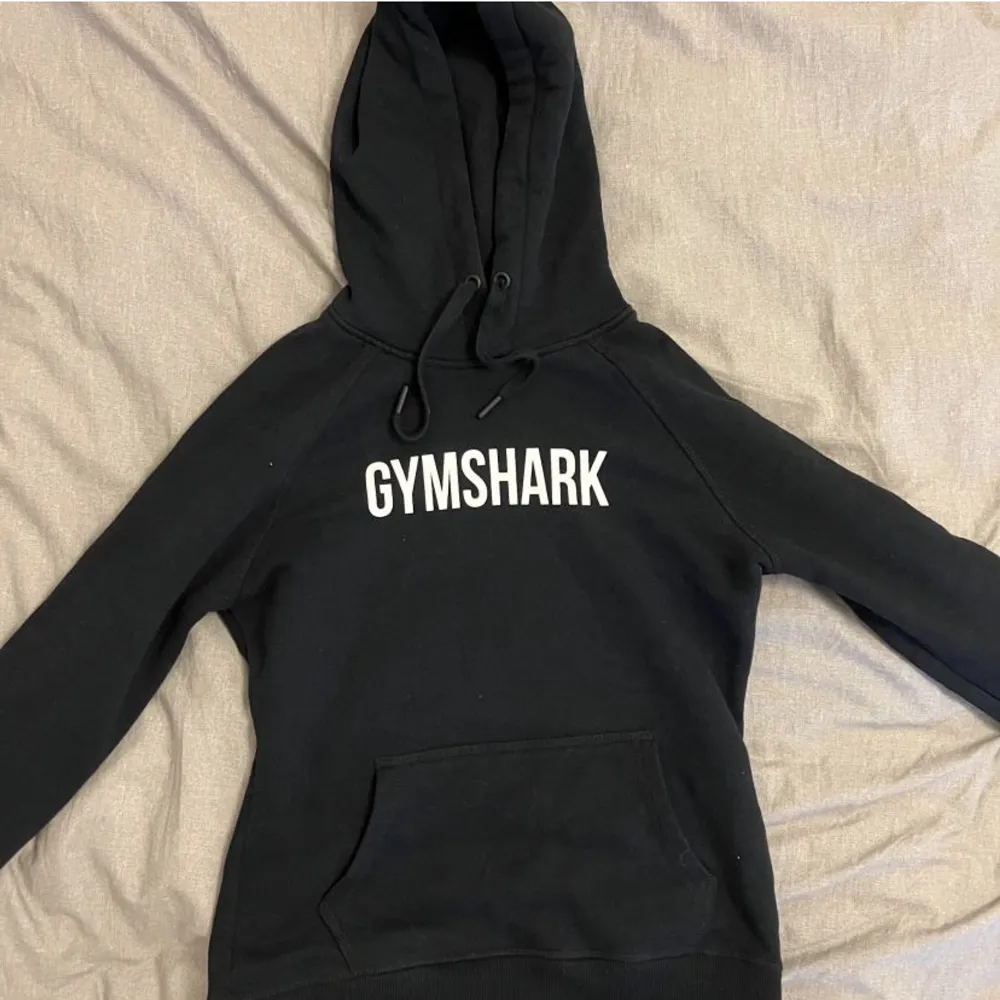 Gymshark hoodie som blivit för liten storlek m men passar även s om man vill ha den lite oversize . Hoodies.