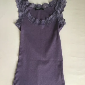 Ginatricot klänning med spets - Ginatricot klänning som inte kommer till användning längre, strolek XS men är väldigt stretchiga 