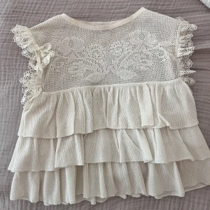 Topp Zara - Säljer denna topp från Zara som är perfekt nu till sommaren🌟😍 Använd fåtal ggr