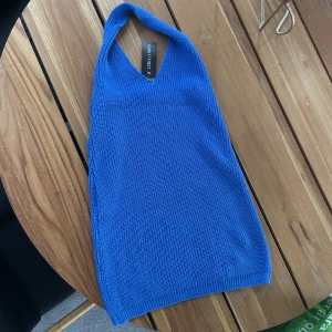 stickad miniklänning - såå fin blå halterneck klänning med prislapp kvar, man kan ha klänningen på två olika sätt antingen som första bilden eller som den andra 🩵💙