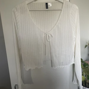 Tunn kofta  - Säljer denna super söta kofta från hm. Aldrig använd nyskick. Liten i storleken sitter som en M. Säljer då den inte kommer till användning. Hör gröna av dig vid intresse💞