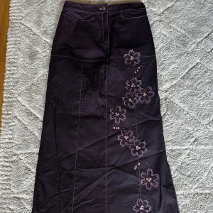 Långkjol - Finaste långkjolen köpt second hand! Tunnt glittrigt jeans tyg. Säljer pga för liten): 