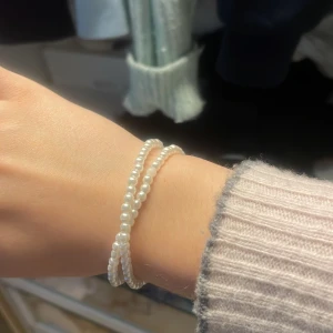 Pärlsmycke - Ett halsband med magneter 💓 Jag föredrar att använda som dubbelarmband, men originellt är det ett ”choker” halsband. Ingen aning vad nypriset är för det är så gammalt(inga defekter)