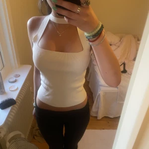 Zara topp - Jag säljer denna snygga toppen från Zara! Jag köpte den i Italien förra sommaren och säljer den nu då den är lite stor💕Den har varit väl använd och omtyckt av både mig och min syster 😇 men har inte några tecken på användning 😘😘Skriv om du har fler frågor❤️