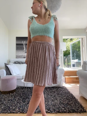 Kjol - Kjol i storlek M Vet tyvärr inte märket men tyget är superfint🩷 Färgen är rosé 