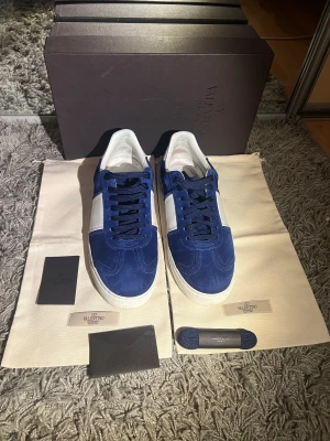 Valentino flycrew - Säljer dessa valentino flycrew skor i färgen marinblå som inte längre tillverkas. Skick 10/10 Storlek 43. NYPRIS 7000kr. Saknar 2 nitar på vänster sko men nya är påväg från valentino så alla kommer finnas vid köp. Tillkommer: allt på bilden