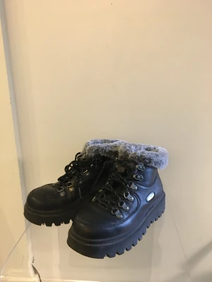 Vinterkängor strl 36 - Vinterkängor strl 36 från Skechers 