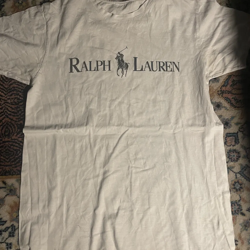 fräsch t-shirt från ralph lauren i mycket god skick. storlek s. hör av vid intresse!!. T-shirts.