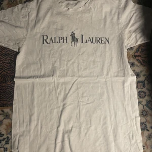 Ralph Lauren t-shirt - fräsch t-shirt från ralph lauren i mycket god skick. storlek s. hör av vid intresse!!