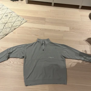 Yoke half zip - En baggy XL yôke half-zip. Använd ofta men bra skick. Har lite blå färg på den (sista bilden)