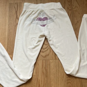 Vintige juicy couture byxor - Vita vintige juicy couture byxor. Väldigt sköna men de passade inte riktigt min kropp. Jättefina, aldrig använt och fick de i julklapp 2022. 
