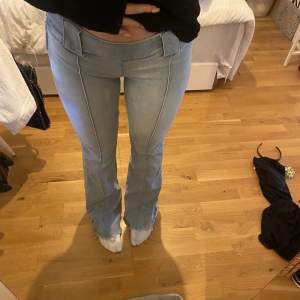 Så coola o unika low Rise jeans ifrån Urban outfitters💕 använda ngr gånger. Dem har 2 Små nästintill osynliga fläckar, kan skicka bild närmare men är i super bra skick och jätte fina.