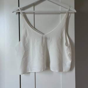 Ett superskönt vitt linne från BikBok. Använt fåtal gånger och därmed i fint skick. Frakt tillkommer