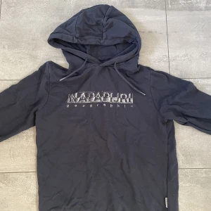 Napapijri Hoodie  - Säljer min Napapijri Hoodie, den är fint skick men använd, den är storlek S/M, tveka inte på att skriva vid fler frågor. 