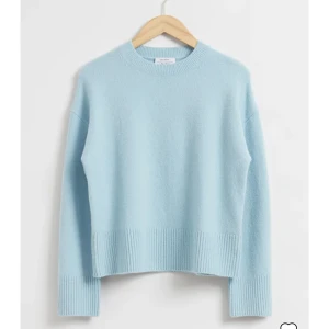 Stickad från & Other Stories  - En blå stickad tröja från & Other Stories i fint skick, använd ca 4gg🩷skriv privat för fler bilder 