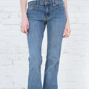 brielle 90’s jeans - helt nya! köpta för 460kr och säljs för 380kr. mått: 36 cm rakt över midjan, 82 cm innerbenslängd