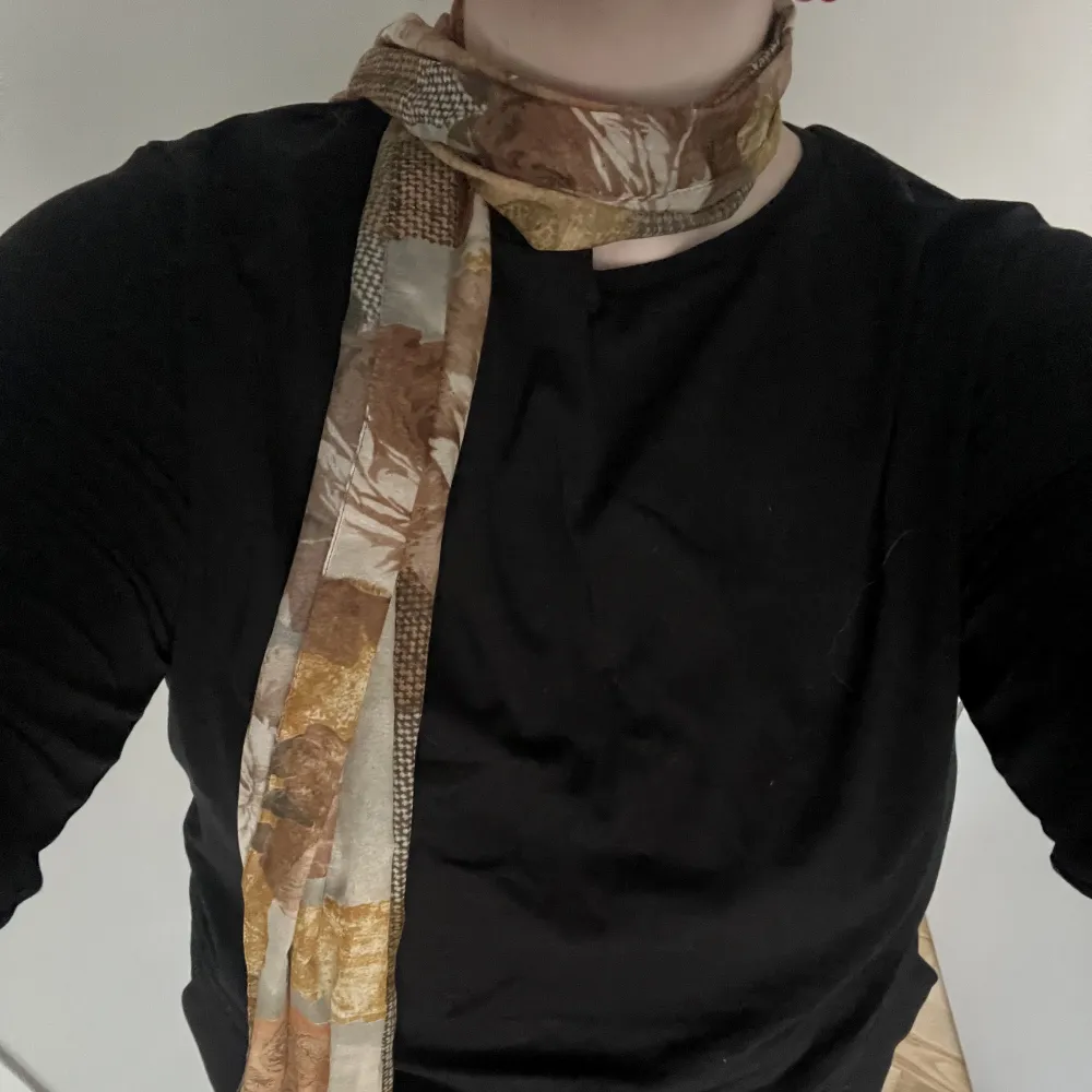 En scarf jag köpt second hand, aldrig använd av mig! Superfint mönster och passar till mycket :). Accessoarer.