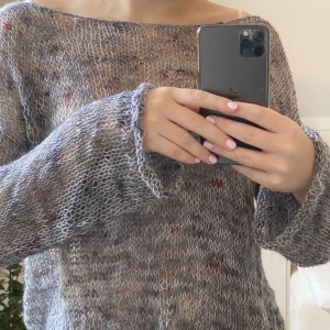 Handstickad tröja - Intressekoll på en tröja jag själv har stickat, den är gjord på handfärgat merinoull garn som är köpt i danmark. Kommer ändast sälja vid ett bra pris, garnet kostade ca 500. skriv gärna om du är intresserad (Jag brukar ha storlek s i tröjor och är 168)