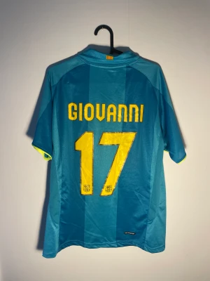 Fotbollströja Barcelona Giovanni 17 07/08 - En otrolig tröja från en på sitt sätt ikonisk spelare. Ett måste för en samlare eller perfekt som plagg