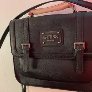 En äkta Guess väska som är väldigt rymlig och i fint skick❤️