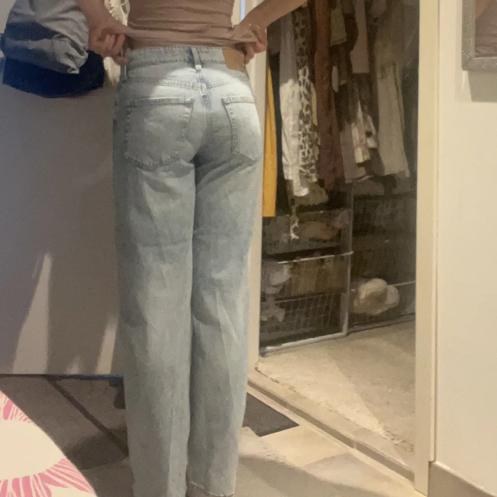 säljer pga inte min stil, köpta för några månader sen och har bara provats men inga defekter!💗. Jeans & Byxor.
