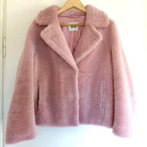 Stand studio jacka - Jacka i teddymaterial från Stand Studio. Storlek 42 men passar M-L beroende på hur man vill att den ska sitta, kan tänka mig att den även funkar för S om man vill ha den oversize.  