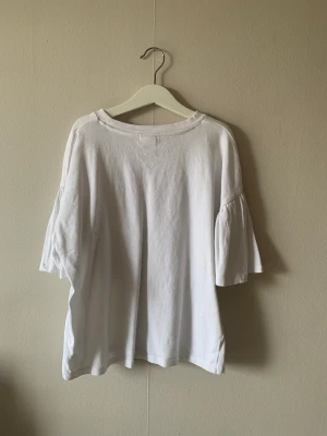 Zara tröja - Har använt typ en gång så den är i ny skick. Köptes den för 80 kr☺️