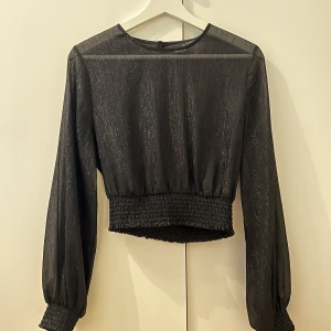 Topp - Genomskinlig topp, svart/glittrig. 