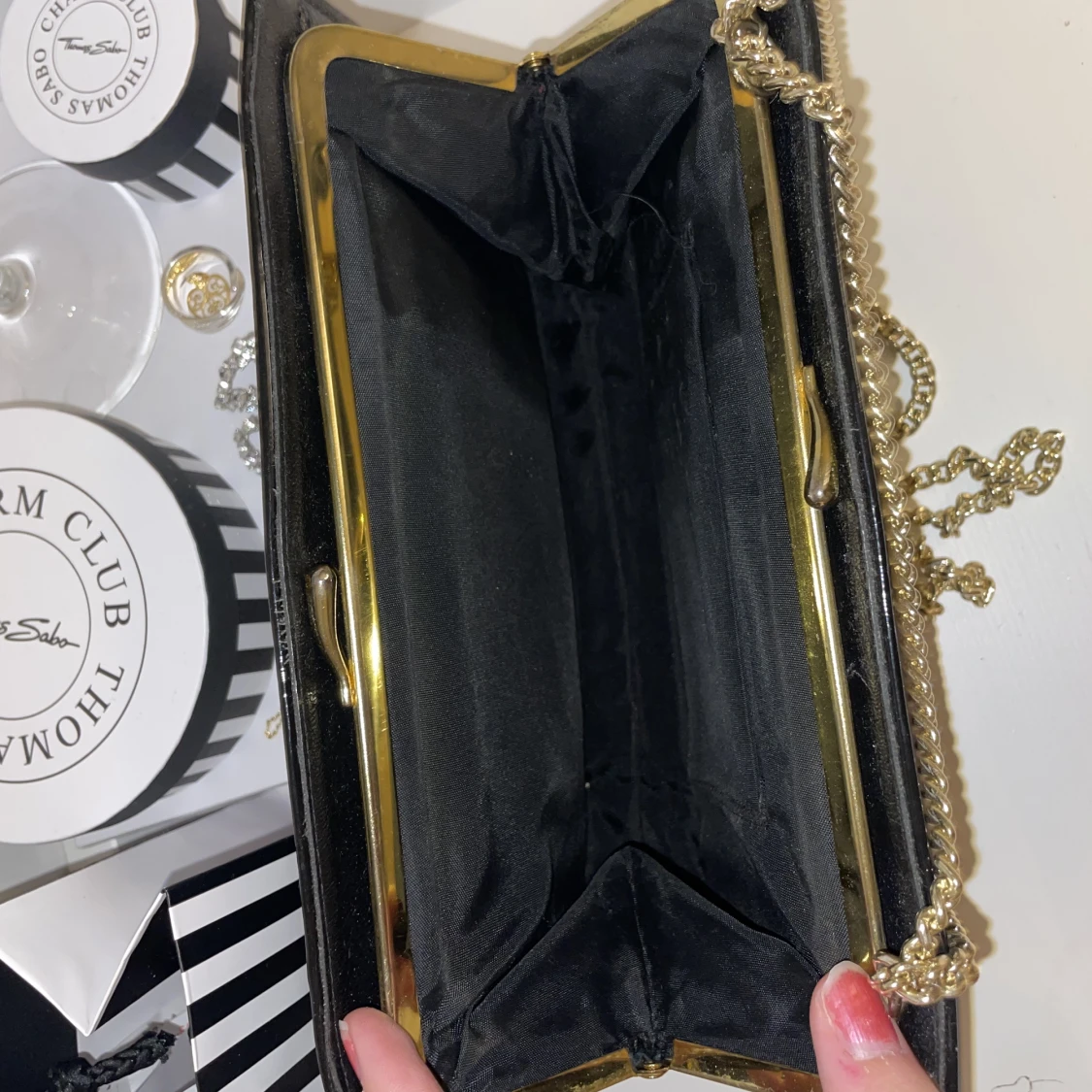 Svart glansig axelremsväska med guldig kedja - 91