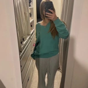 Ralph lauren tröja - SÅ SÖT Ralph lauren tröja i Stl L då den sitter lite oversized, den är i superfint skick då jag knappt använt den.😍nypris ligger runt 2500 men jag säljer för 399! Tar gärna emot tipsförslag💕💕💕