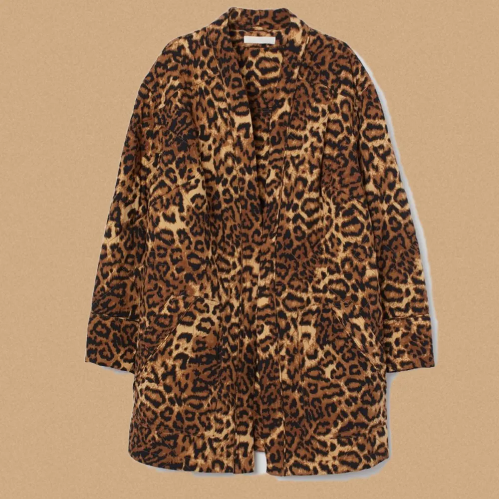 Jättefin kappa leopardmönstrad i storlek Small från H&M, såå fin🤍 Mjuk quiltad . Jackor.