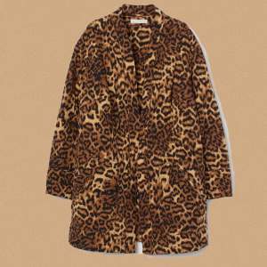 Jättefin kappa leopardmönstrad i storlek Small från H&M, såå fin🤍 Mjuk quiltad 
