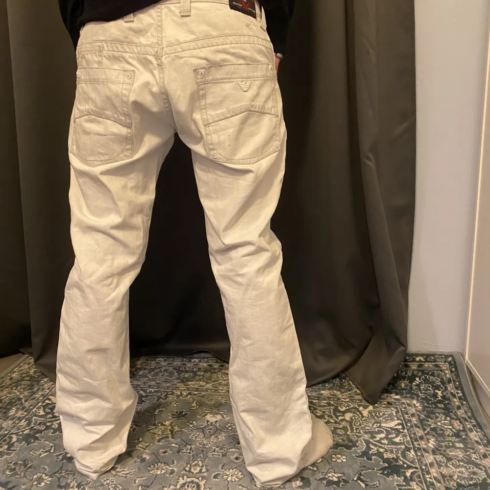 Snygga vita Armani jeans, byxorna har en baggy/ straight fit, de är i bra skick och är varsamt använda. Byxorna passar bra på mig som är 180 cm lång. Hör av er vid fler frågor!. Jeans & Byxor.