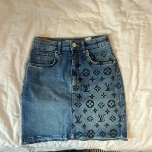 Jeanskjol Zara Trafaluc  - Cool jeanskjol från Zara! Stretchiga material, så den borde även passa S, och true to size💕