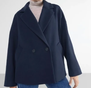 Mörkblå Kappa Lindex  - Superfin mörkblå kappa från Lindex som passar perfekt nu till hösten. Superfin mörkblå kappa från Lindex 💕Helt ny med prislapp kvar, köpt för 1139kr. Storlek M men passar också S 🥰🥰 