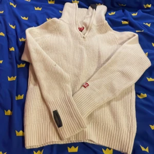 Fin Ulvang tröja stickad - Det ända som är dåligt med den är att den krympt från M till S i tvätten. Och så finns det ett litet hål på högra ärmen som lätt går o sy.