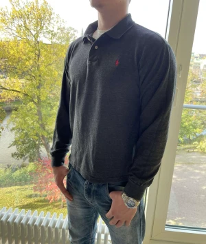 Ralph lauren long sleeve  - Den är i bra sick mycket kvar att ge 9/10  Modellen är 180-183 cm lång  Vikt 78-80 kg  Vårt pris= 349 Ny pris= 1300 kr  Storlek är M passar även S