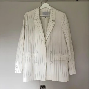 Kavaj från ICHI - Stilren kavaj från ICHI storlek 36  Köpare står för frakt, kan annars mötas upp i Umeå 