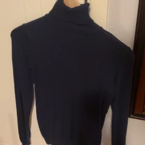 Marinblå polotröja  - Jättefin marinblå polo som är i väldigt bra skick 💗