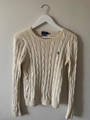 Ralph lauren tröja - Tröjan har ett litet hål i axeln men det syns inte när man har på sig den. Kostar lite mer en 2000 kr orginalt ☺️