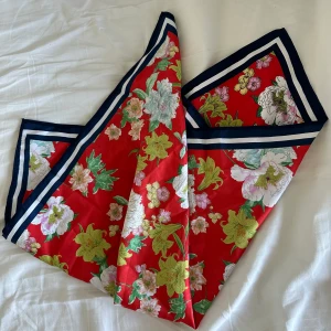 Scarf  - Söt blommig scarf från hm, slutsåld. Sparsamt använd. 55x55