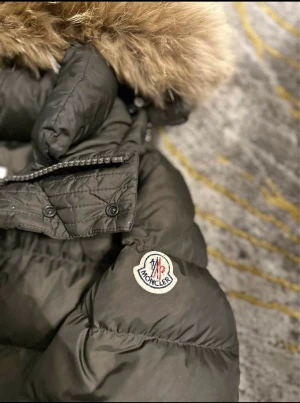 MONCLER CLUNY SIZE 1 - Varm jacka perfekt nu till vinter,använd ett par gång pris kan diskuteras