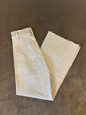 Säljer mina jeans från zara. De är beiga och i modellen breda. Dessa är aldrig använda. Säljer de då jag inte trivs i dom. 