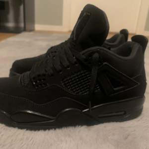 Jordan 4 black cats. REPS, dock bra kvalitet. Har en liten flaw på vänstra skon som syns på bild 2. Använde en gång och säljer pga do vart osköna. Sko träd och creese skydd ingår