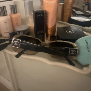 Chanel solglasögon  - Gör ont att sälja men kommer ej till användning😭Super coola Chanel solglasögon köpta på Vestiaire för 3500kr, säljer för 2000 skulle kunna gå ner till 1500 inte lägre! Kommer med dustbag och fodral💗Tryck på köp nu eller prisförslag!☺️